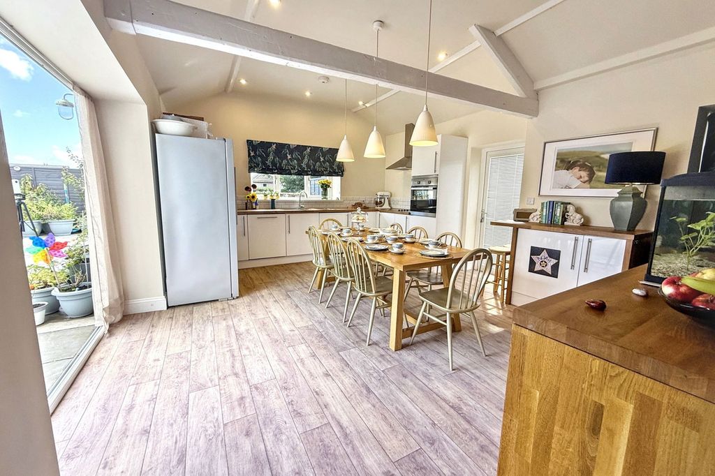 Property photo 2 of 28