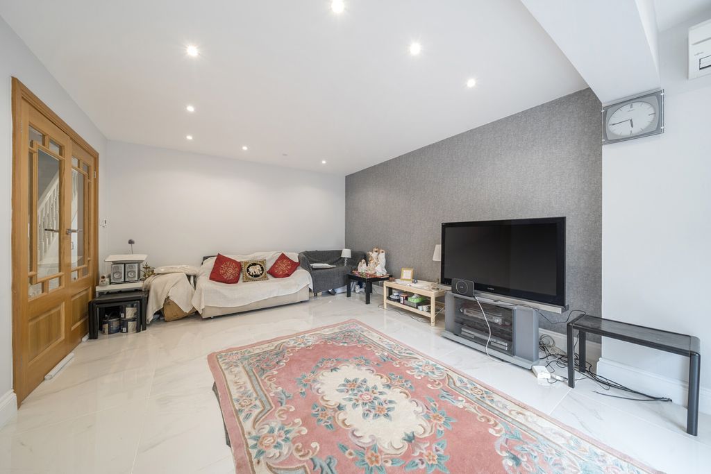 Property photo 2 of 20 1335668-9-689Da86...