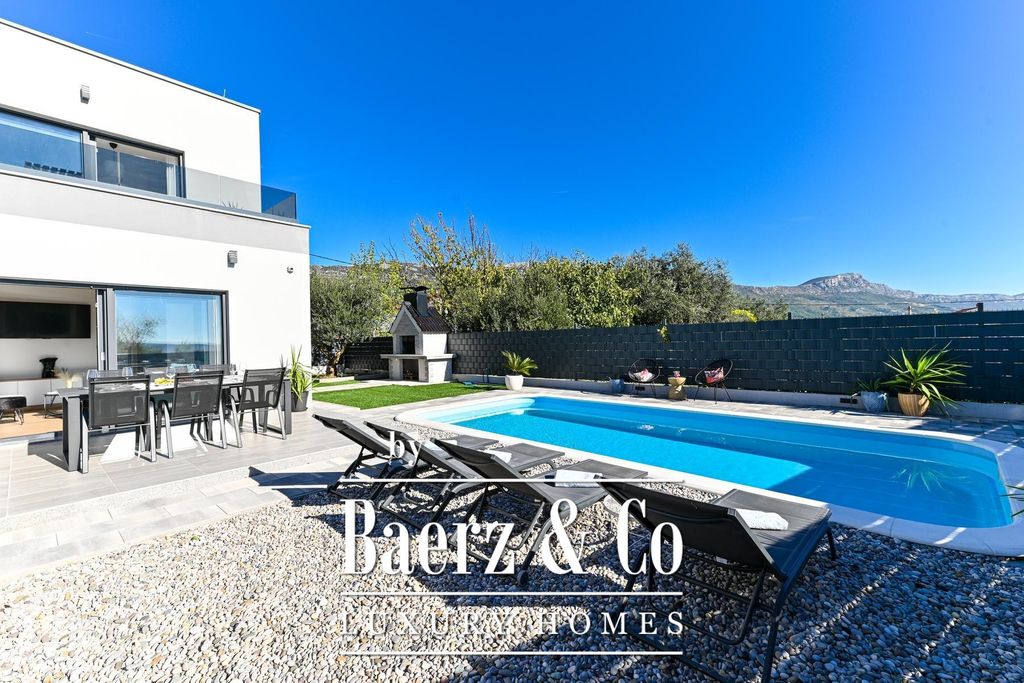 Property photo 2 of 28