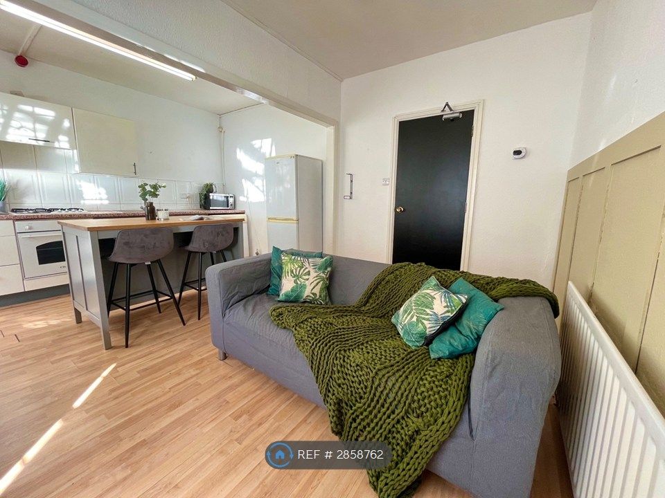 Property photo 1 of 24 Living / Kitchen