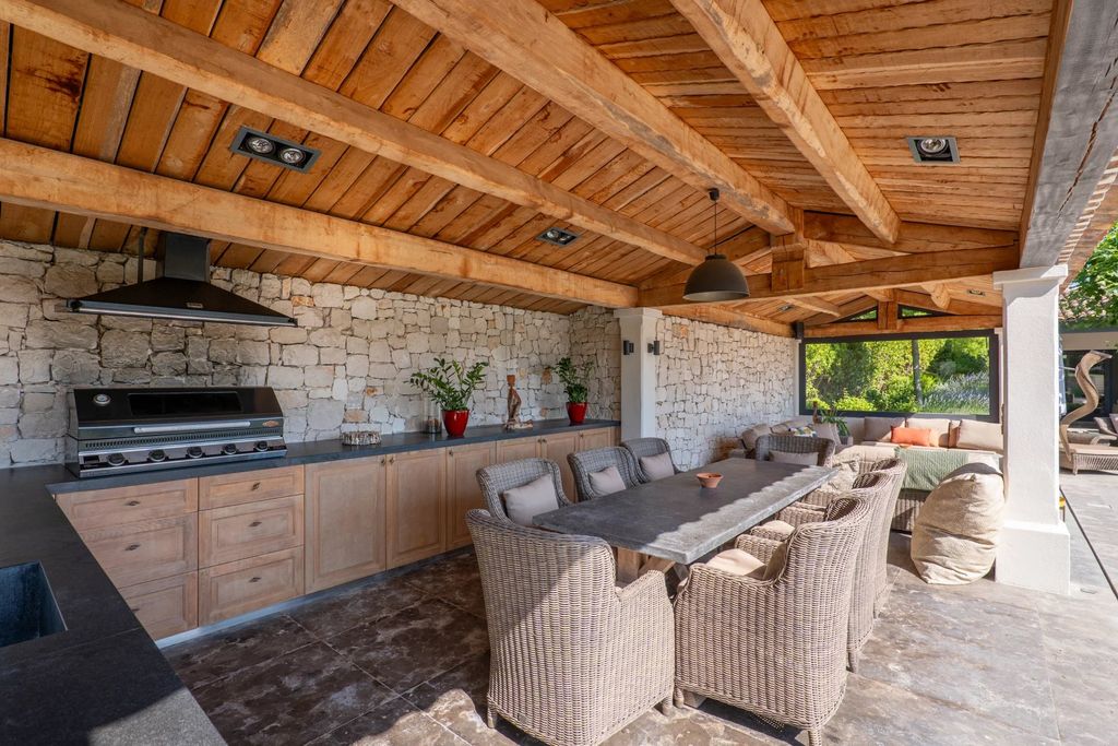 Property photo 3 of 32