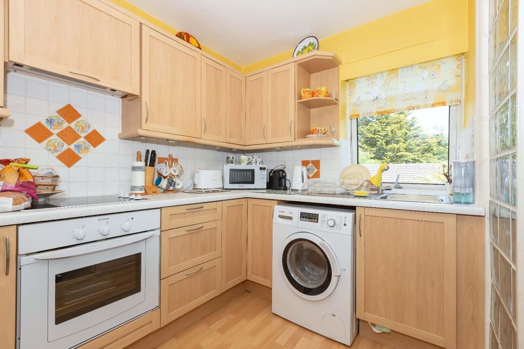 Property photo 2 of 12 Caisters Close_4.Jpg