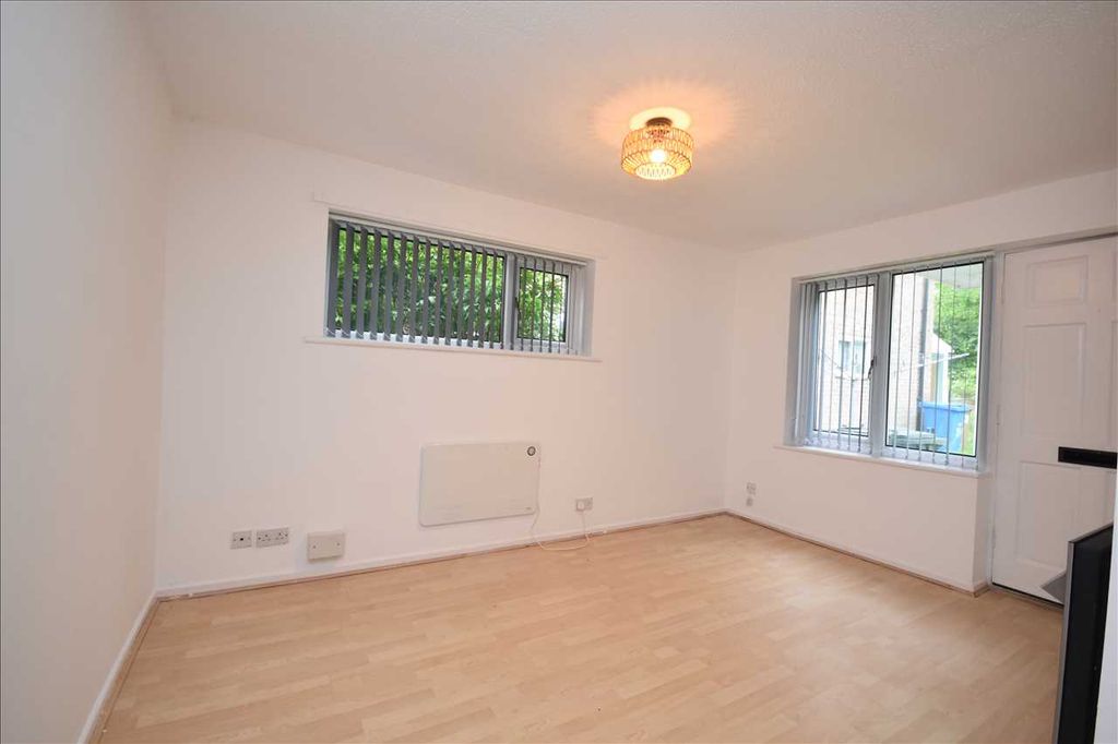 Property photo 2 of 7 Lounge/Dining Area