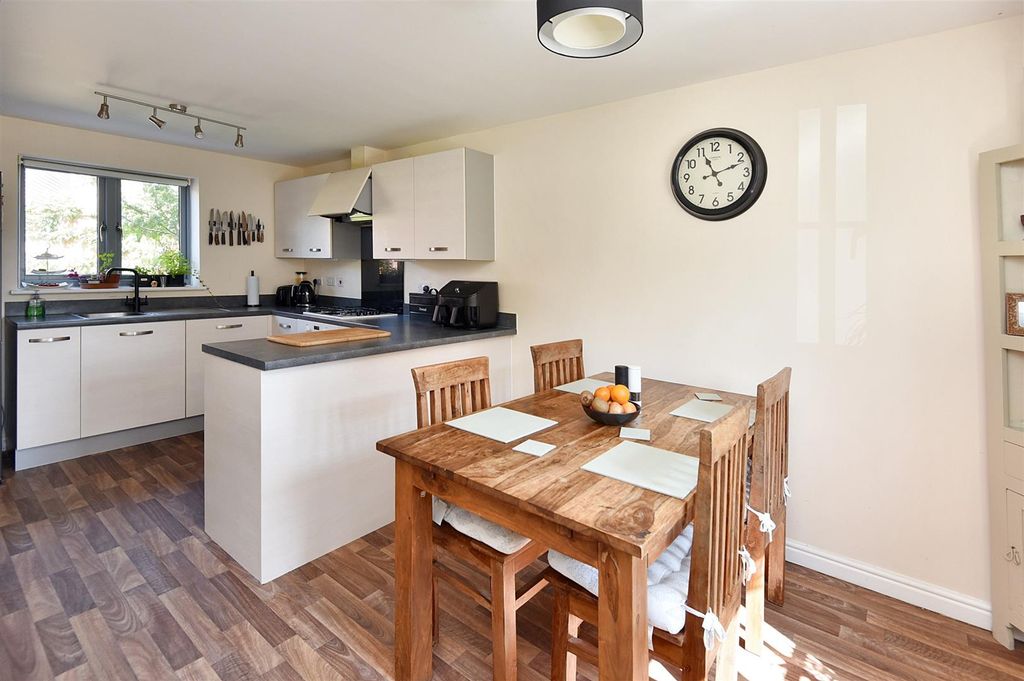 Property photo 3 of 10 Kitchen
