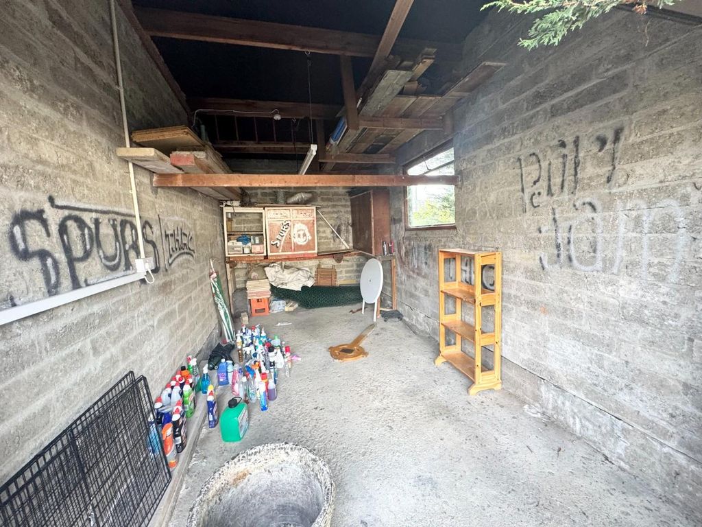 Property photo 2 of 17 Garage