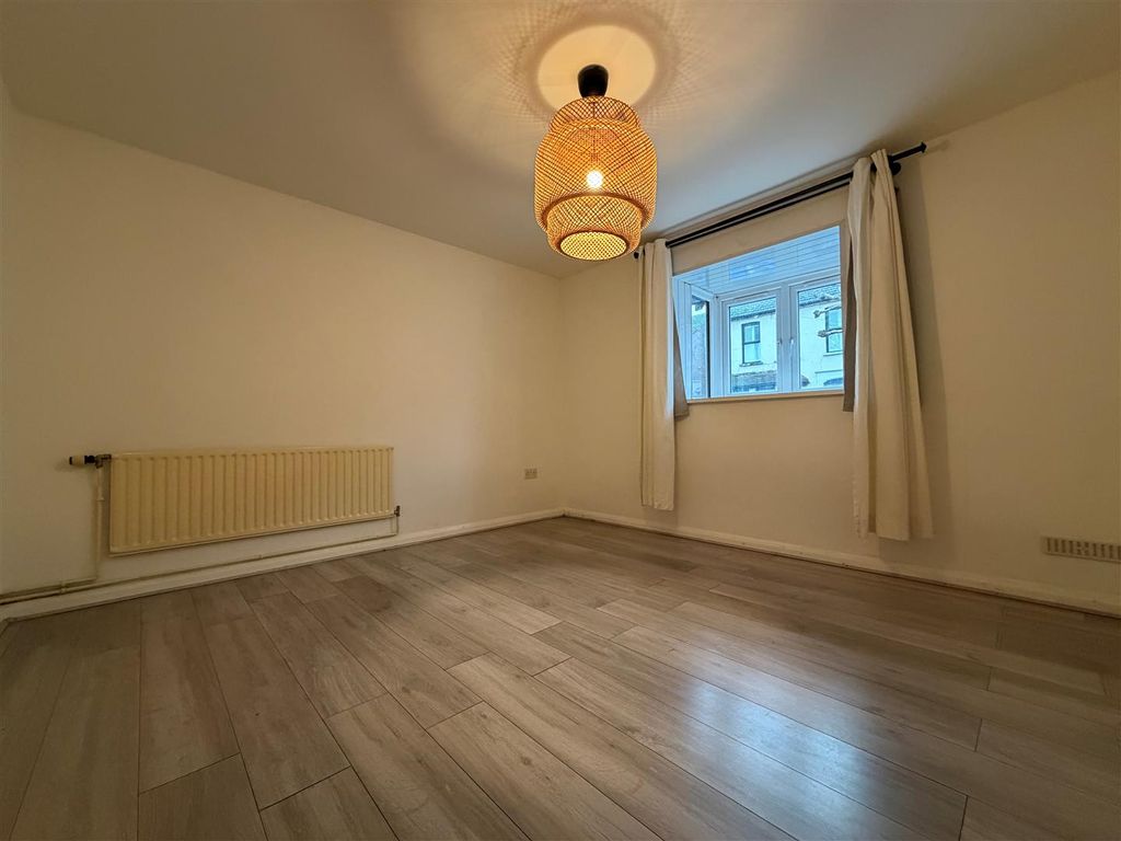 Property photo 3 of 9 Principal Bedroom.Jpg