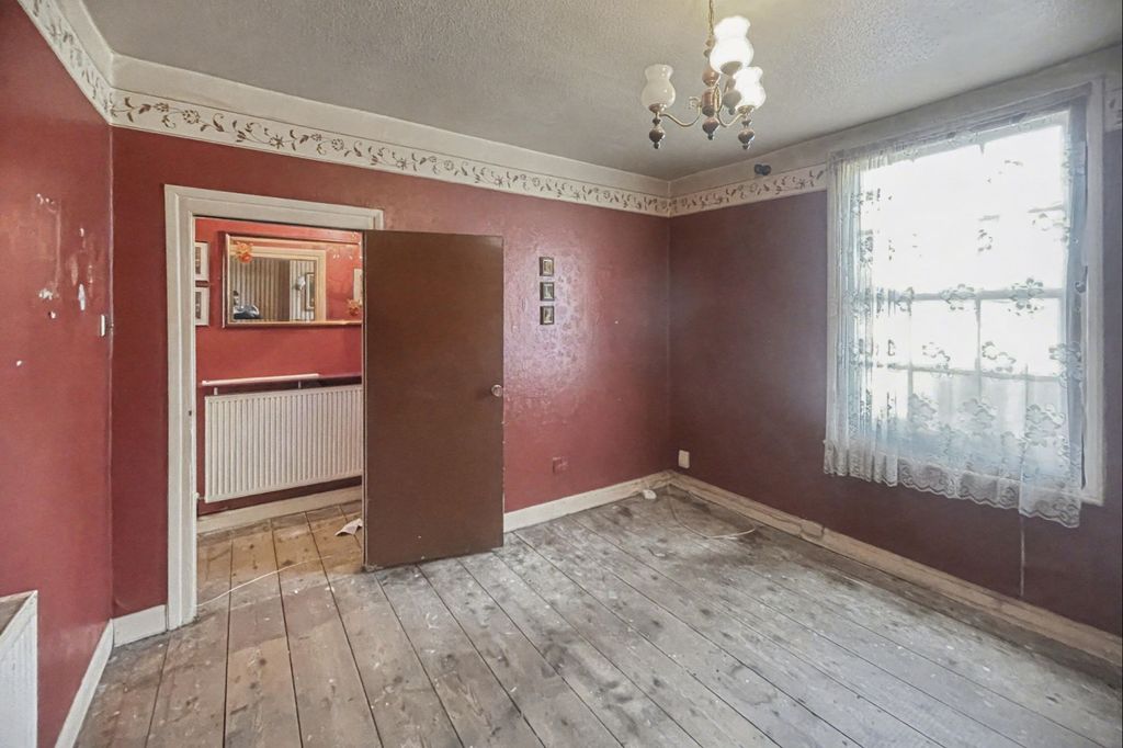 Property photo 3 of 18 85 Clapham Manor Street, Clapham, London, Sw4 6Dr