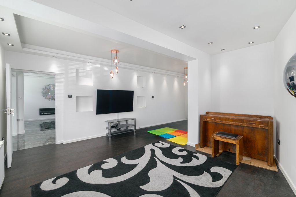 Additional image 14 of 5 bed detached house for saleHounslow Road, Feltham TW14