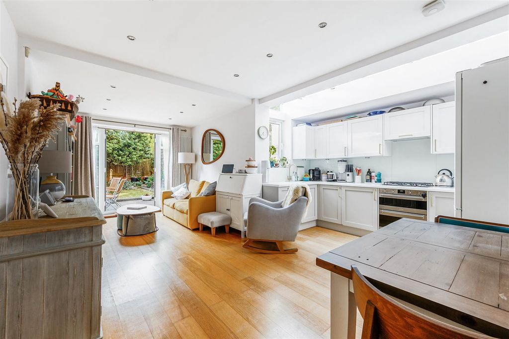 Property photo 1 of 14 Flat 1 - 31 Birkbeck Grove-5.Jpg