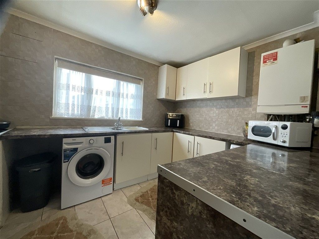 Property photo 2 of 9 Kitchen