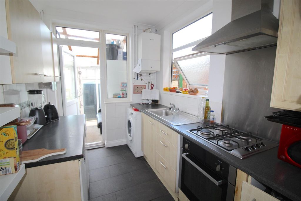 Property photo 3 of 10 Kitchen