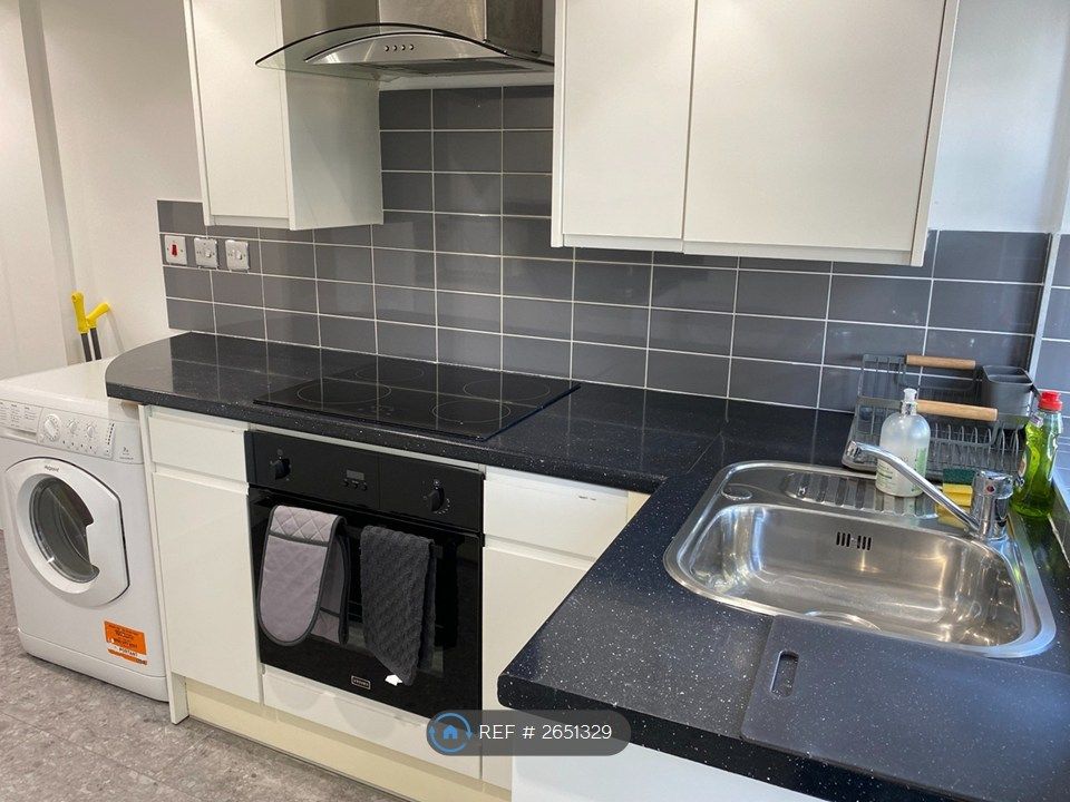 Property photo 3 of 8 Kitchen 1