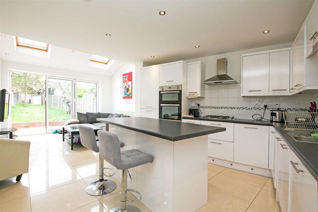 Property photo 2 of 12 Churston Drive Sm4 Kitchen 2