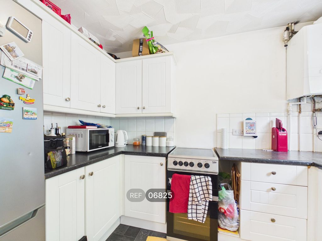 Property photo 3 of 11 Kitchen