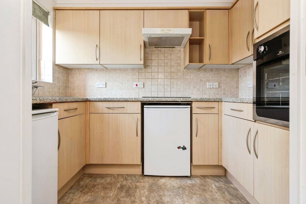 Property photo 3 of 14 Kitchen