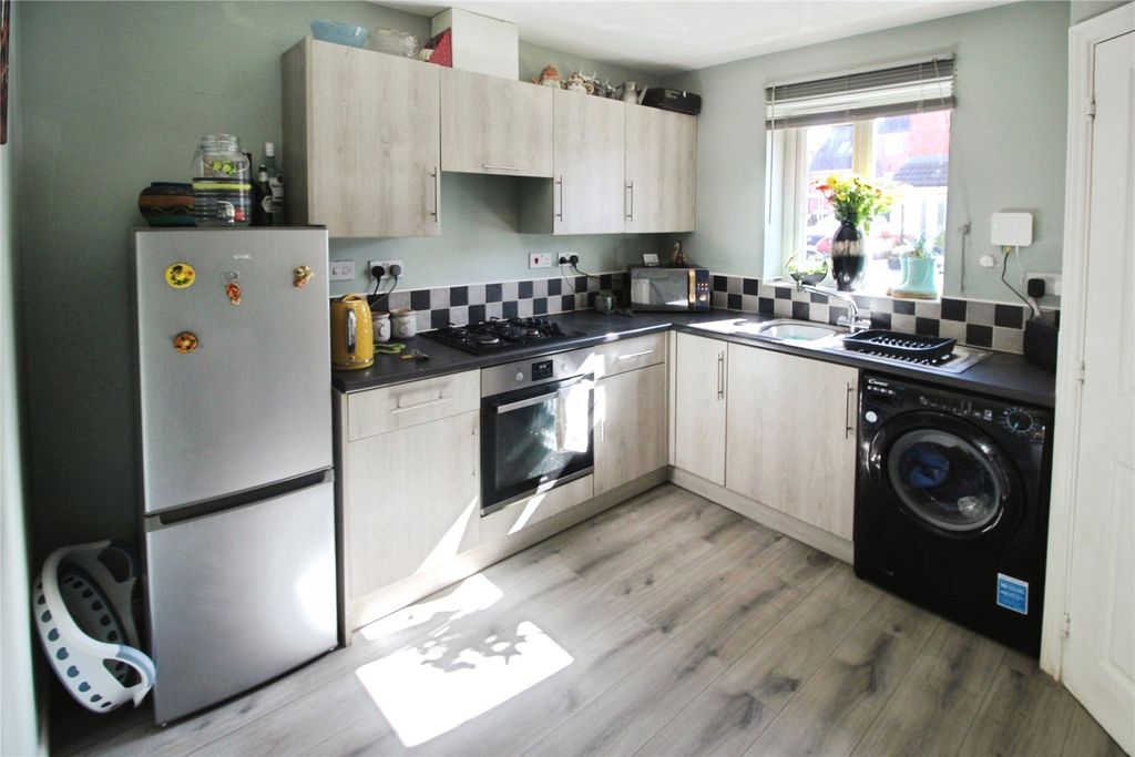 Property photo 2 of 10 Kitchen