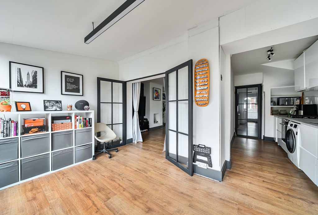 Property photo 3 of 10 1415268-10-699873...