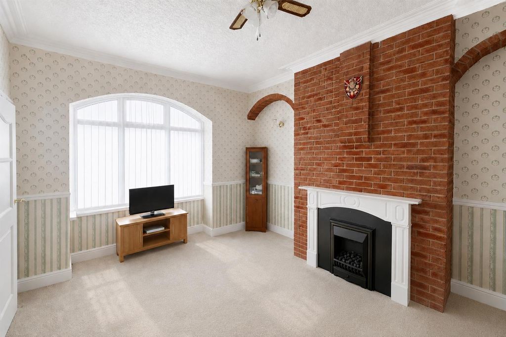 Property photo 2 of 12 Lounge