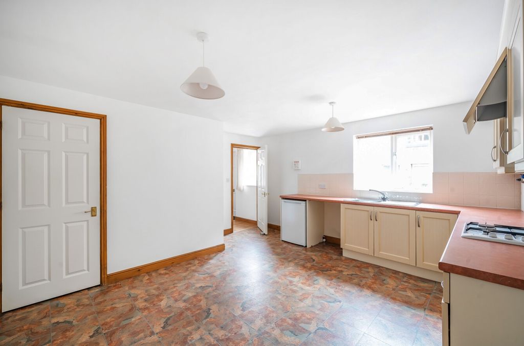 Property photo 3 of 18 Kitchen Diner1