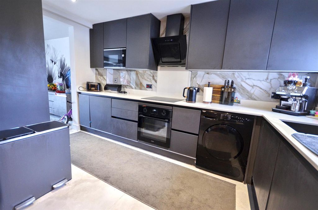 Property photo 3 of 22 Kitchen