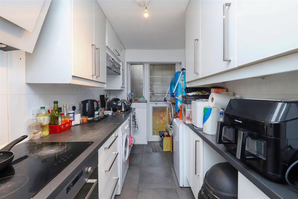 Property photo 3 of 11 Kitchen