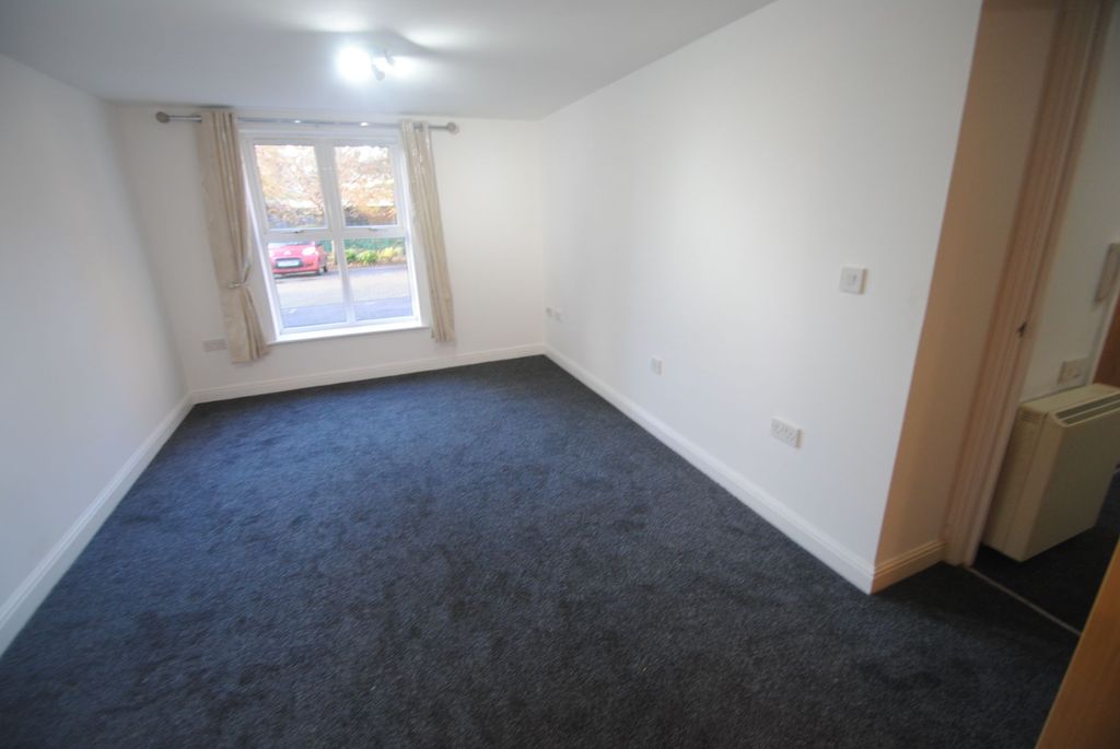 Property photo 3 of 10 Living 1