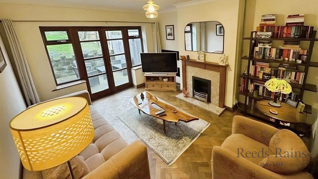 Property photo 2 of 15 Lounge