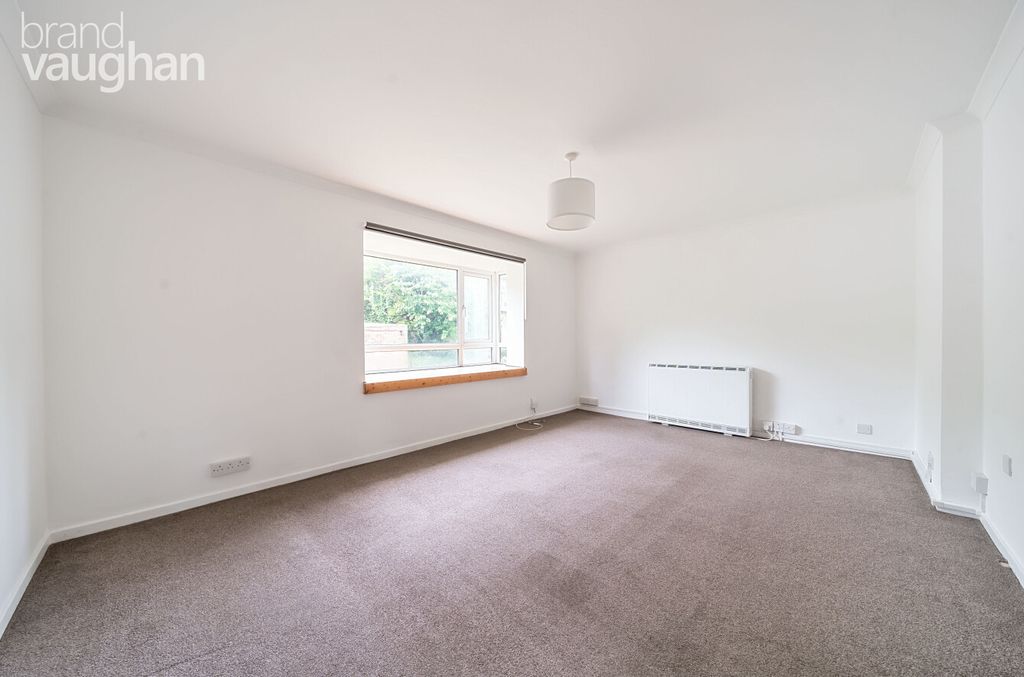 Property photo 3 of 9 Lounge