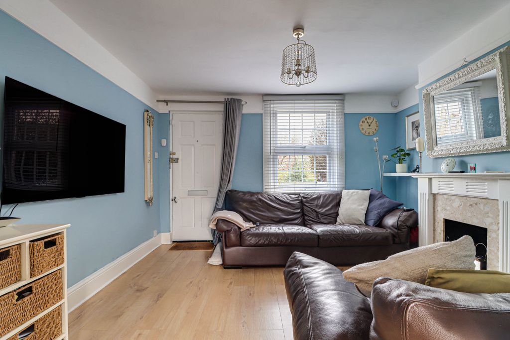 Property photo 3 of 13 Lounge