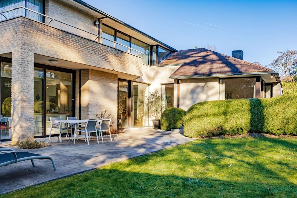 Property photo 1 of 40