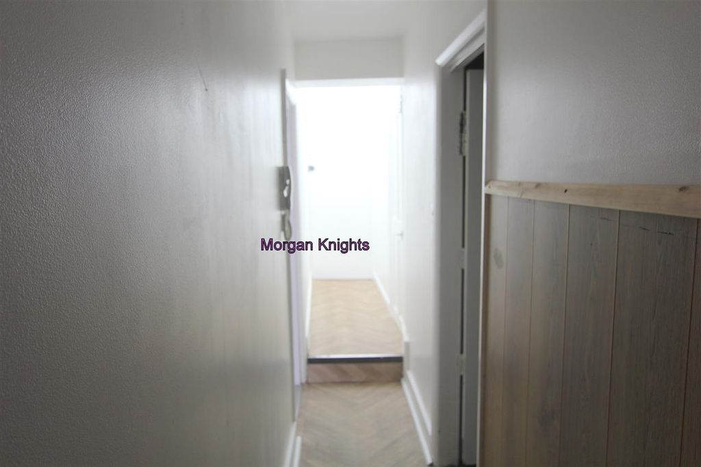 Property photo 2 of 10 Entrance: