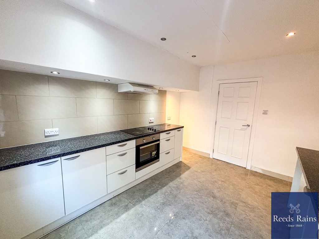 Property photo 3 of 19 Kitchen