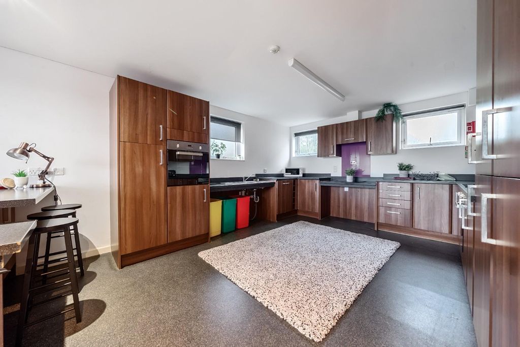 Property photo 2 of 7 Side Kitchen Breakfast Bar Pen F3 6763758Af0931-12