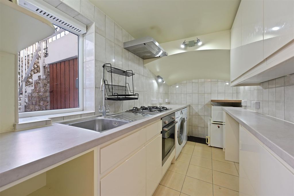 Property photo 2 of 14 Stonor Road