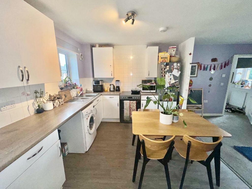 Property photo 3 of 10 Kitchen