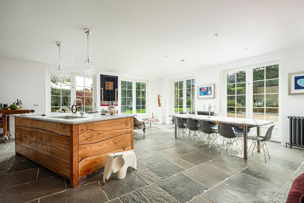 Property photo 2 of 26