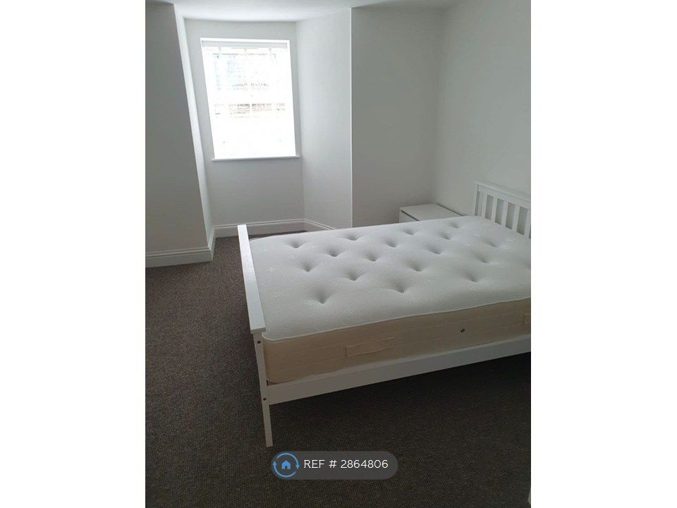 Property photo 3 of 6 Large Bedroom