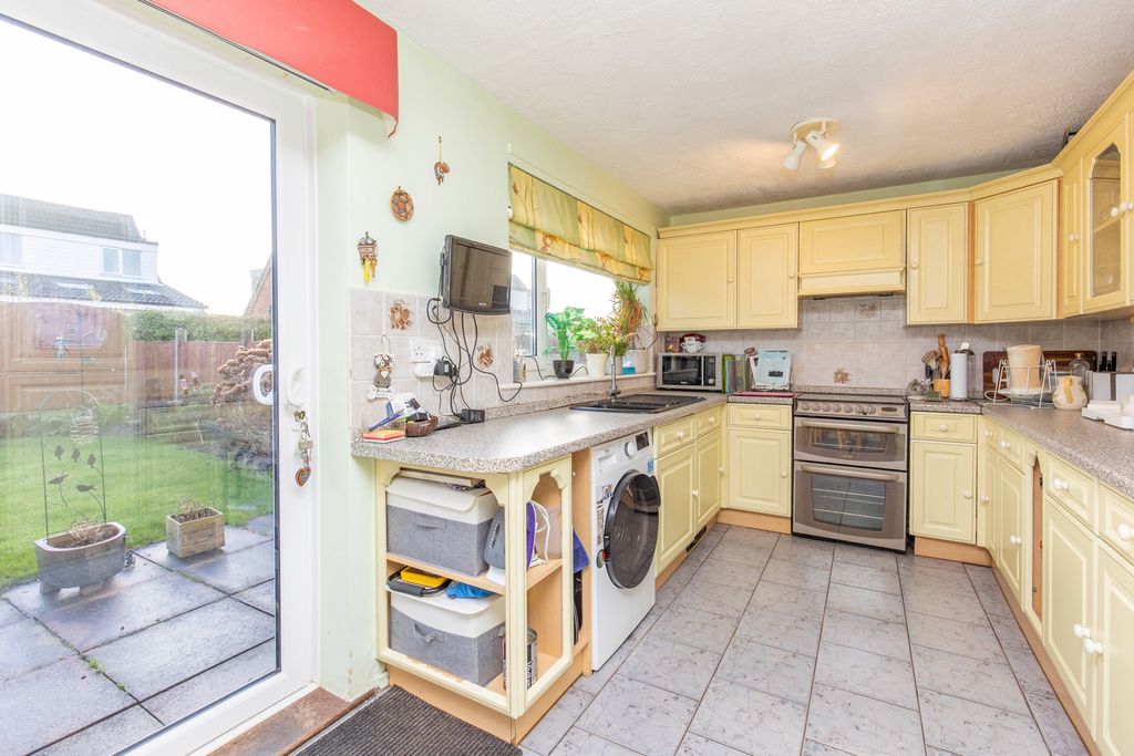 Property photo 3 of 8 Kitchen Diner