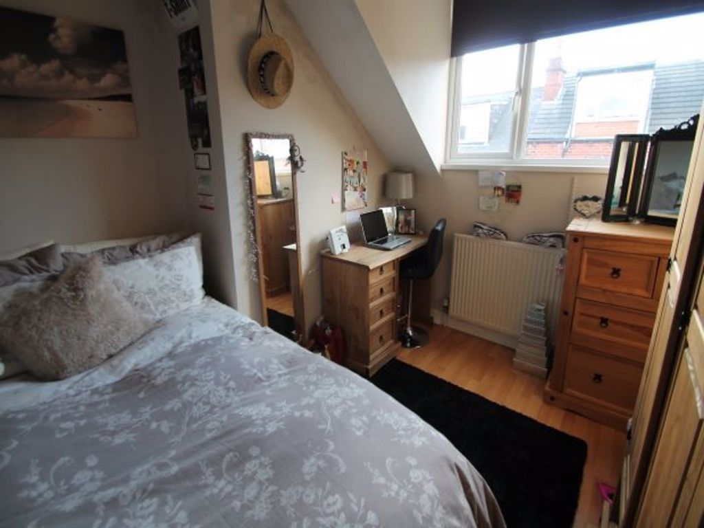 Property photo 3 of 9 A Cozy Single Bedroom Featuring A Comfortable Bed ...