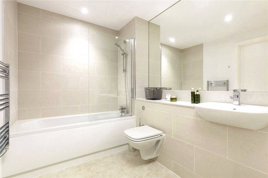 Property photo 3 of 9 Bathroom