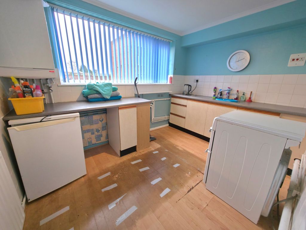 Property photo 3 of 6 Kitchen