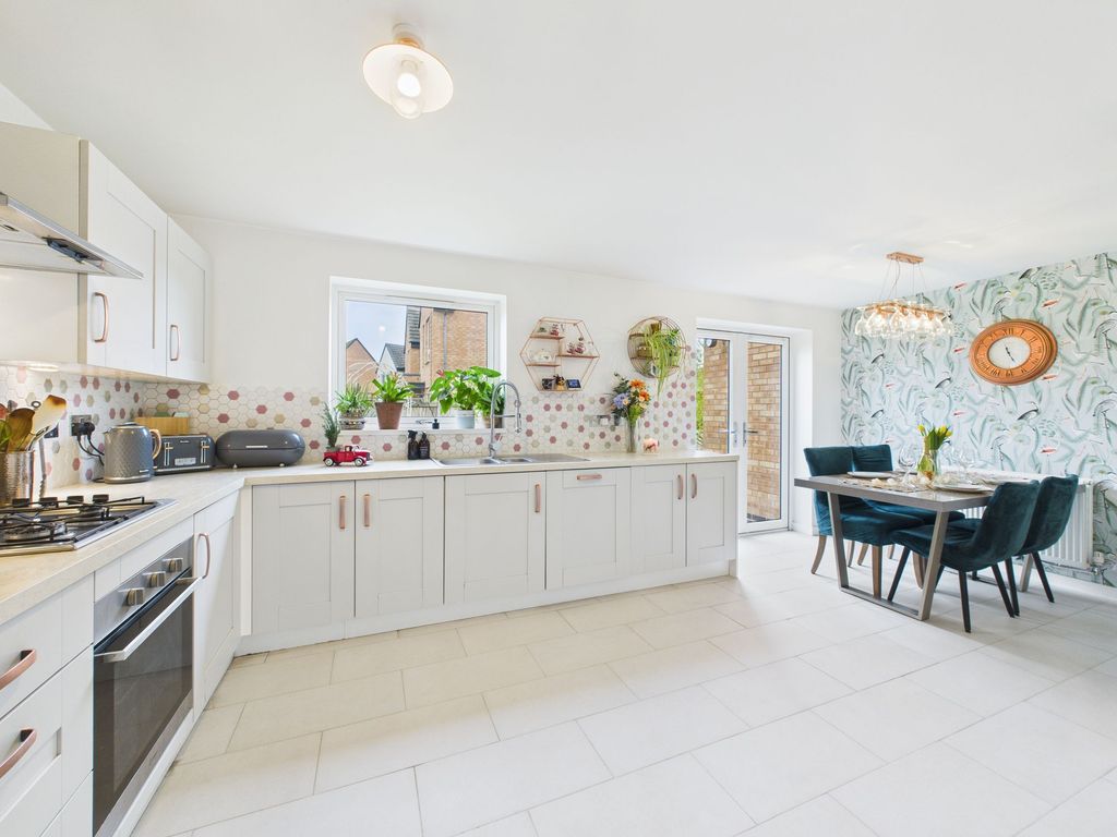 Property photo 2 of 25 Dining Kitchen