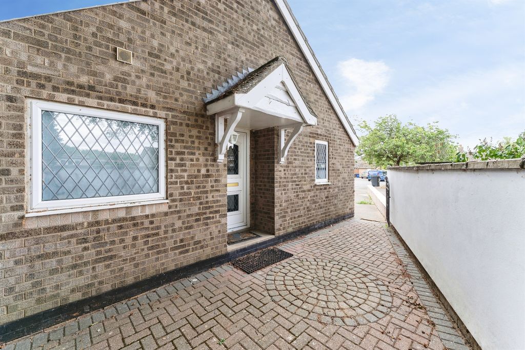 Property photo 2 of 27