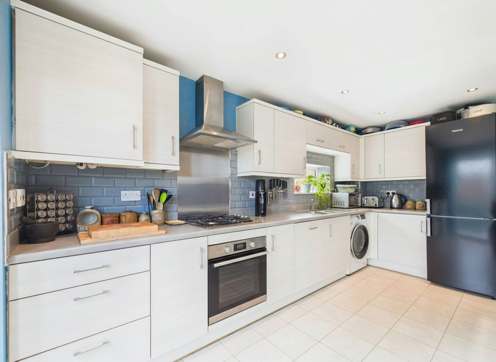 Property photo 3 of 16 Ewemove South Molton - 42 Beech Grove