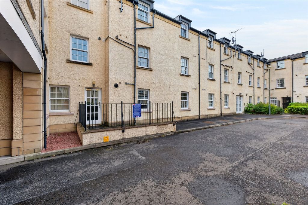 Property photo 2 of 18 Willowbrae Road