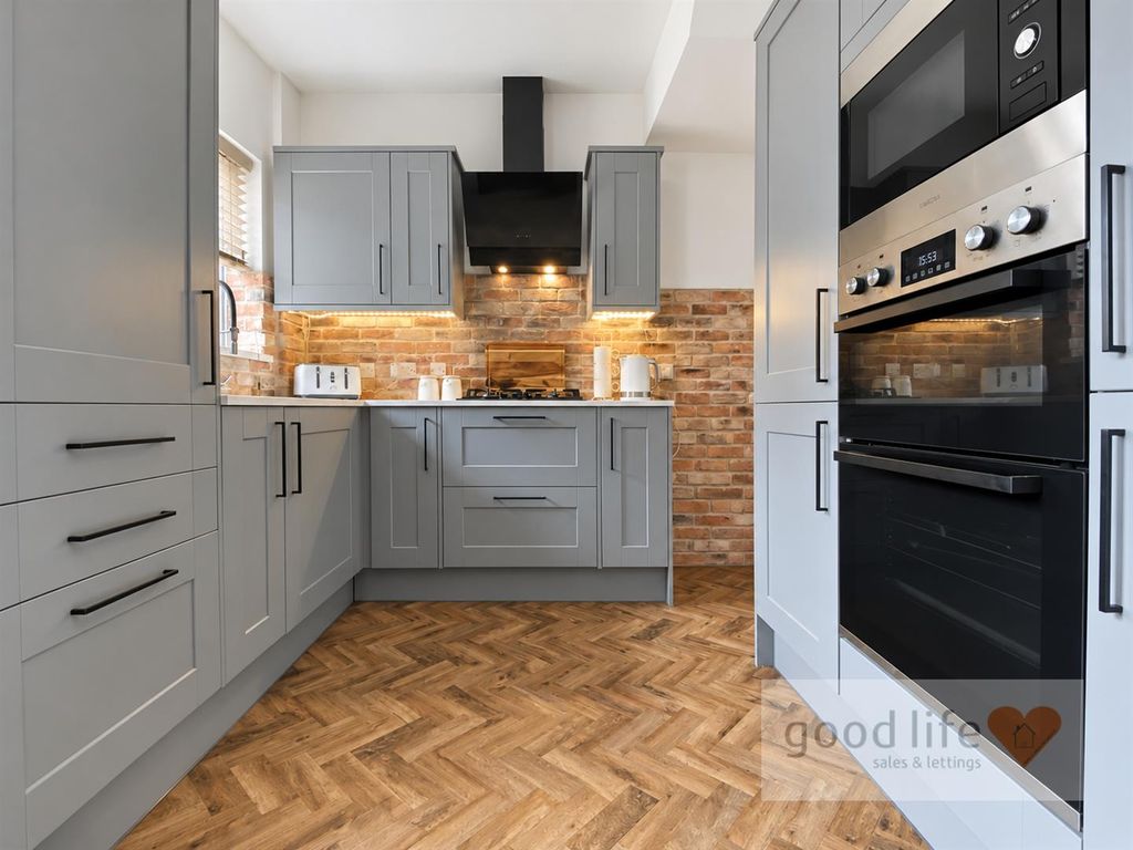 Property photo 3 of 21 20261028_204555266_Iosoxford Sq.Jpg