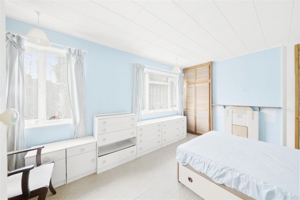 Property photo 3 of 13 Bed 1