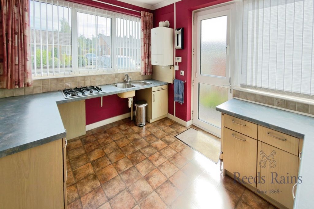 Property photo 3 of 12 Kitchen