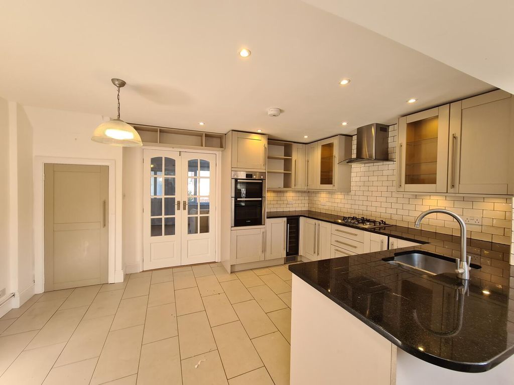 Property photo 2 of 9 Kitchen