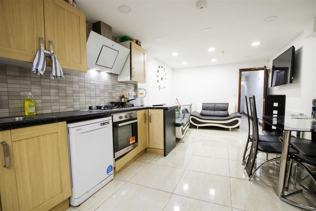 Property photo 2 of 20 Open Plan Kitchen/ L
